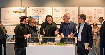 Freuen sich über den Siegerentwurf: (von links) Moritz Gräter, Andreas Ringle, Jacob van Rijs, Harry Mergel und Reinhold Geilsdörfer.
Foto: Lina Bihr