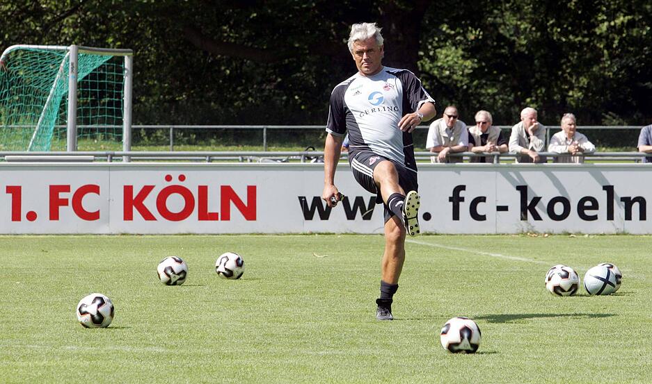 2005 zog Rapolder weiter zum Erstligisten 1. FC Köln. Er hatte auch Angebote aus Leverkusen und Stuttgart. In Köln wurde er nach zwölf sieglosen Spielen in Serie schnell entlassen. 2005 zog Rapolder weiter zum Erstligisten 1. FC Köln. Er hatte auch Angebote aus Leverkusen und Stuttgart. In Köln wurde er nach zwölf sieglosen Spielen in Serie schnell entlassen.