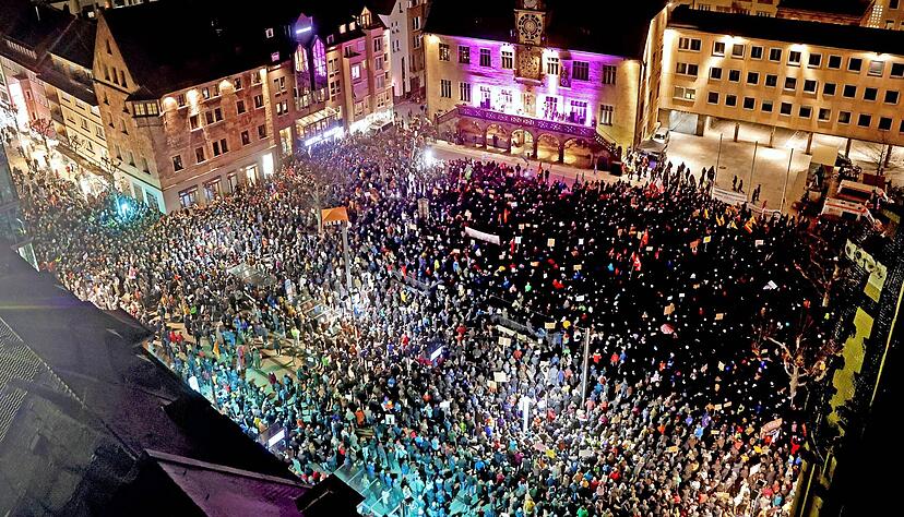 Viele Tausend Teilnehmer kamen am Dienstagabend auf dem Heilbronner Marktplatz zusammen. Die Reden wurden auch auf dem Kiliansplatz übertragen, wo weitere Menschen zuhörten.
Foto: Ralf Seidel Viele Tausend Teilnehmer kamen am Dienstagabend auf dem Heilbronner Marktplatz zusammen. Die Reden wurden auch auf dem Kiliansplatz übertragen, wo weitere Menschen zuhörten.
Foto: Ralf Seidel
