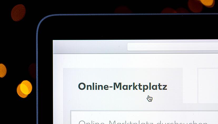 Viele Menschen in Deutschland kaufen inzwischen häufiger im Internet ein als im Geschäft. Viele Menschen in Deutschland kaufen inzwischen häufiger im Internet ein als im Geschäft.