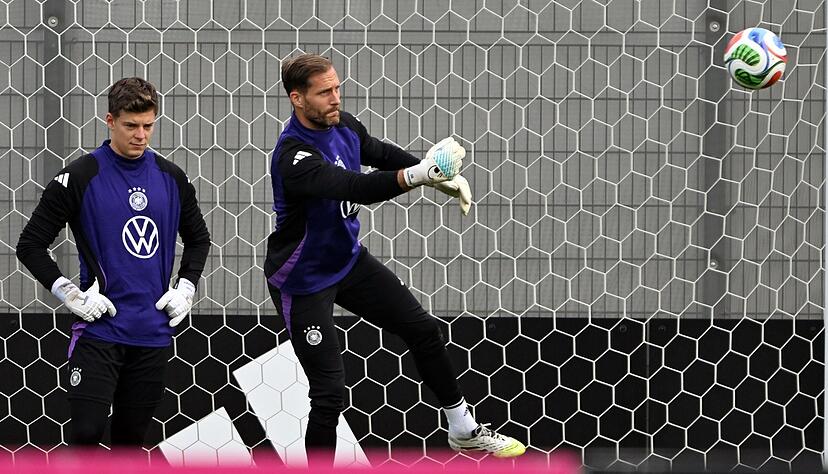 Er ist bereit: Der Hoffenheimer Torwart Oliver Baumann in Aktion während des Trainings im DFB-Camp in Herzogenaurach. Links daneben: Ersatz-Ersatzmann Finn Dahmen. Er ist bereit: Der Hoffenheimer Torwart Oliver Baumann in Aktion während des Trainings im DFB-Camp in Herzogenaurach. Links daneben: Ersatz-Ersatzmann Finn Dahmen.