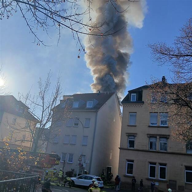 Wegen des Feuers im Gebäude in der Heilbronner Silcherstraße hat sich eine dichte Rauchwolke gebildet. Wegen des Feuers im Gebäude in der Heilbronner Silcherstraße hat sich eine dichte Rauchwolke gebildet.