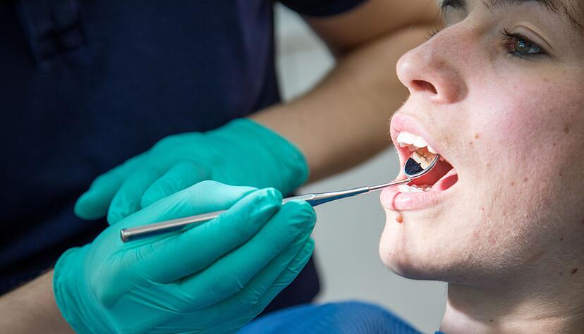 Eine gr&uuml;ndliche Mundhygiene und regelm&auml;&szlig;ige Kontrollen beim Zahnarzt sind die beste Vorsorge gegen Parodontitis.