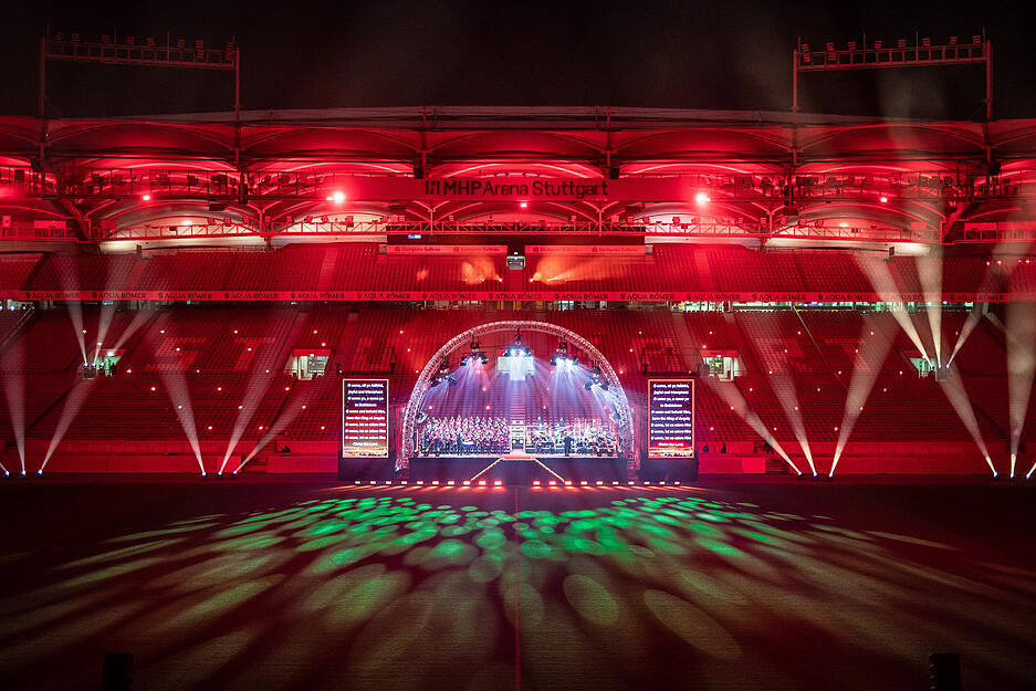 Farbenfroh erstrahlt die MHP- Arena, in der die Veranstaltung "Stars im Stadion – Das große Weihnachtskonzert" des VfB Stuttgart stattfindet. Farbenfroh erstrahlt die MHP- Arena, in der die Veranstaltung "Stars im Stadion – Das große Weihnachtskonzert" des VfB Stuttgart stattfindet.