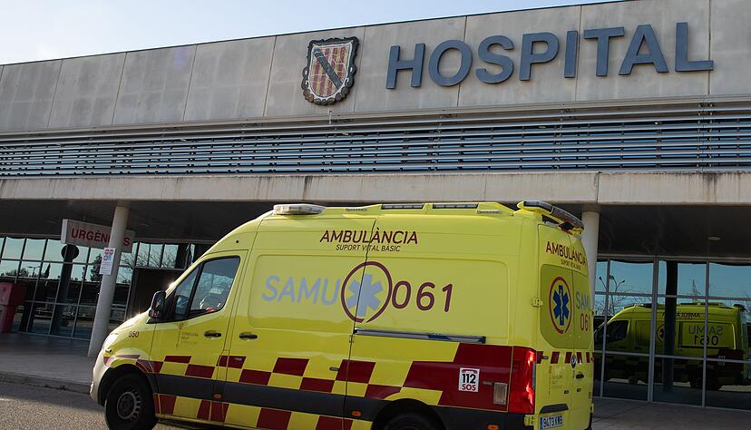 Ein junger Deutscher wurde nach einem Sturz vom Balkon im dritten Stock in kritischem Zustand in ein Krankenhaus auf Mallorca gebracht. Ein junger Deutscher wurde nach einem Sturz vom Balkon im dritten Stock in kritischem Zustand in ein Krankenhaus auf Mallorca gebracht.