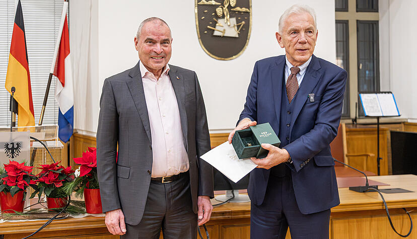 Oberb&uuml;rgermeister Harry Mergel &uuml;berreicht im Anschluss an die Gemeinderatssitzung den Ehrenring der Stadt Heilbronn an Ralf Klenk.
