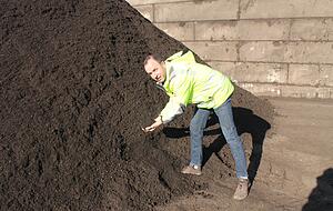 Andreas Achauer, 50-j&auml;hriger Firmenchef von AKG in Pfaffenhofen, begutachtet den kompostierten Bioabfall.