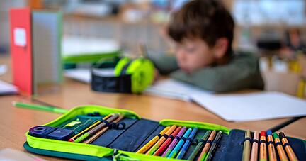 Aus Sicht von Verbänden sind viele Lehrer überlastet. Schon seit Jahren kritisieren sie die Versorgung der Schulen.
Foto: dpa