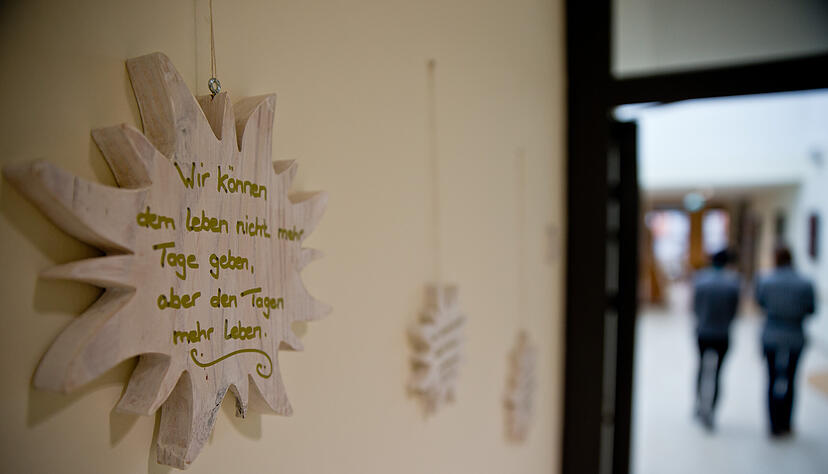 "Wir können dem Leben nicht mehr Tage geben, aber den Tagen mehr Leben", ist an einem Aufhänger zu lesen. "Wir können dem Leben nicht mehr Tage geben, aber den Tagen mehr Leben", ist an einem Aufhänger zu lesen.