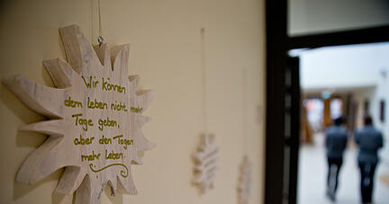 "Wir k&ouml;nnen dem Leben nicht mehr Tage geben, aber den Tagen mehr Leben", ist an einem Aufh&auml;nger zu lesen.