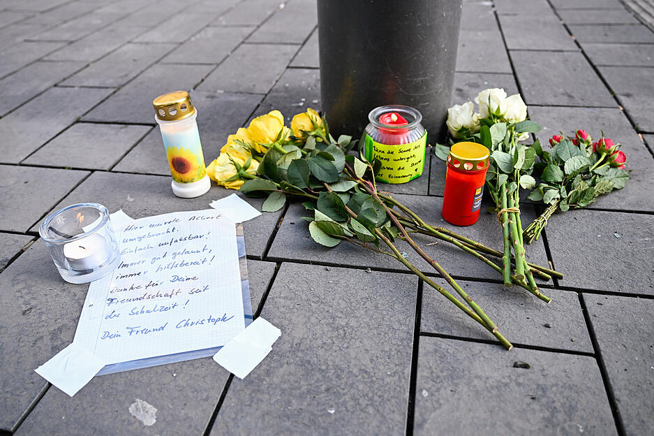 Kerzen, Blumen und eine Trauerbekundung liegen in der Nähe des Paradeplatzes an einer S-Bahn-Haltestelle in Mannheim. Kerzen, Blumen und eine Trauerbekundung liegen in der Nähe des Paradeplatzes an einer S-Bahn-Haltestelle in Mannheim.