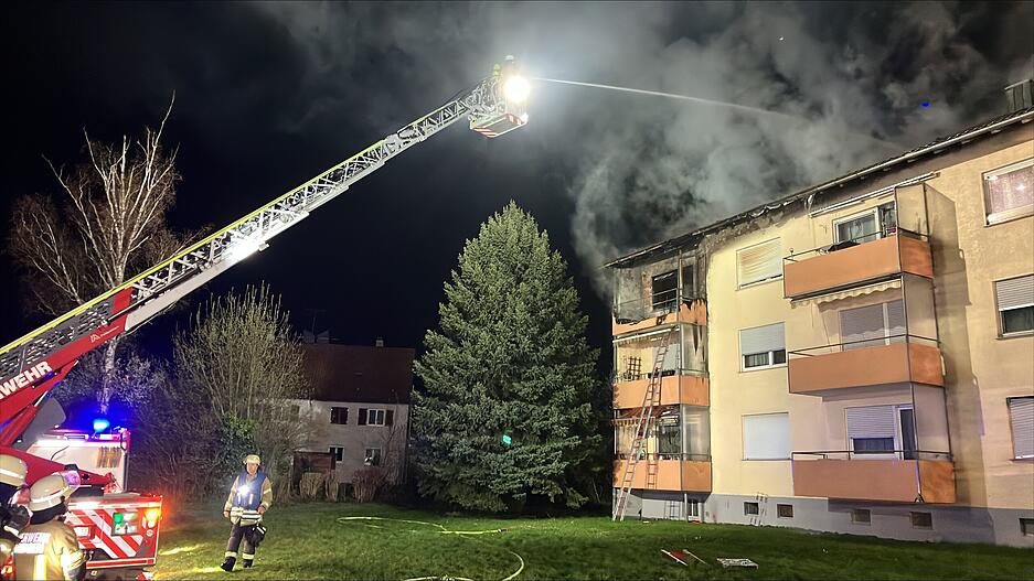 Mitten in der Nacht auf Freitag bricht in einem Öhringer Mehrfamilienhaus ein Feuer aus. Mitten in der Nacht auf Freitag bricht in einem Öhringer Mehrfamilienhaus ein Feuer aus.