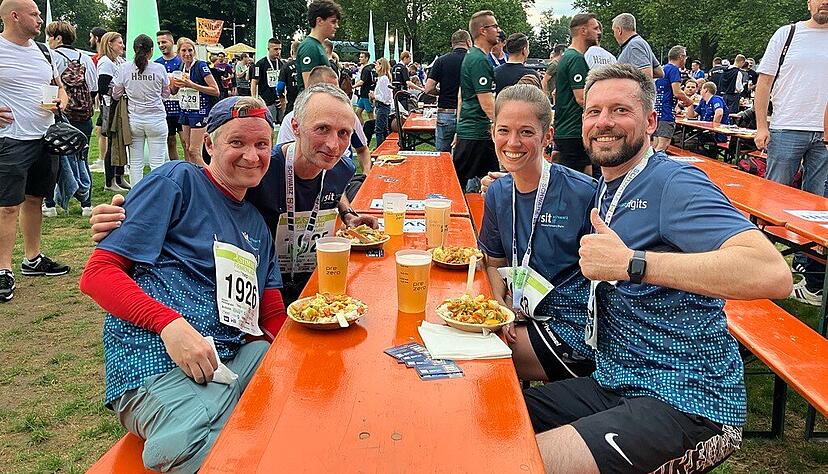 Gute Stimmung bei Essen und Getränken herrscht auf der After-Run-Party.
