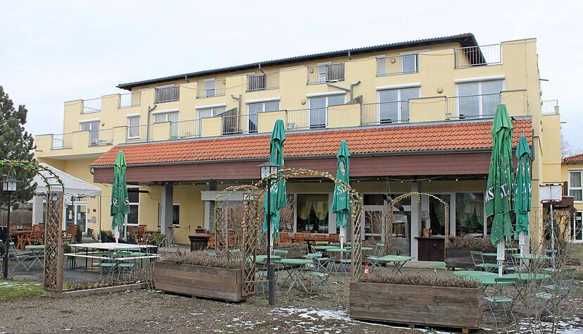 Der Seegasthof an der Ehmetsklinge in Zaberfeld steht zum Verkauf. Im Idealfall soll er weiterhin als Hotel, Restaurant und Biergarten genutzt werden.
Foto: Friedhelm Römer Der Seegasthof an der Ehmetsklinge in Zaberfeld steht zum Verkauf. Im Idealfall soll er weiterhin als Hotel, Restaurant und Biergarten genutzt werden.
Foto: Friedhelm Römer