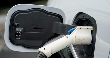 Ein Elektroauto wird aufgeladen.