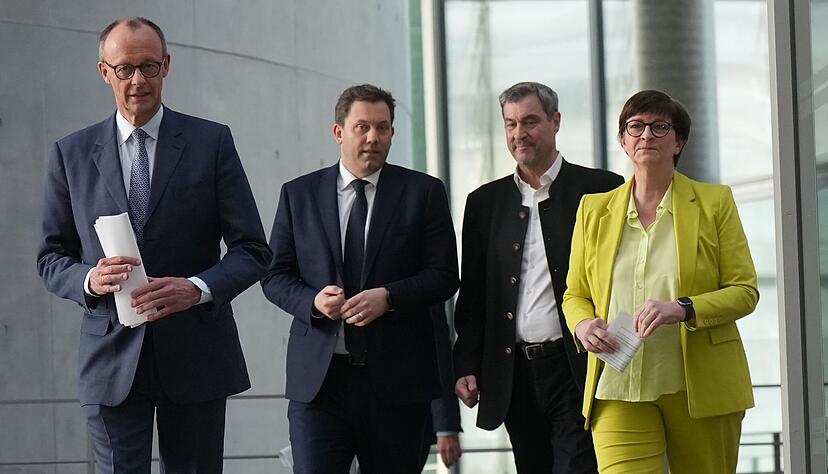 ARCHIV - 08.03.2025, Berlin: Friedrich Merz, Unions-Kanzlerkandidat und CDU Bundesvorsitzender, Lars Klingbeil, SPD-Bundesvorsitzender und SPD Fraktionsvorsitzender, Markus Söder, (CSU), Ministerpräsident von Bayern und CSU Vorsitzender, sowie Saskia Esken, SPD-Bundesvorsitzende, nehmen an einer Pressekonferenz nach den Sondierungsgesprächen von Union und SPD im Bundestag teil. CDU, CSU und SPD wollen ihre Koalitionsverhandlungen nach den ersten Beratungen in Fach-Arbeitsgruppen am Freitag auf Führungsebene fortsetzen. (zu dpa: «Nächste Koalitionsverhandlungsrunde am Freitag») Foto: Michael Kappeler/dpa +++ dpa-Bildfunk +++ ARCHIV - 08.03.2025, Berlin: Friedrich Merz, Unions-Kanzlerkandidat und CDU Bundesvorsitzender, Lars Klingbeil, SPD-Bundesvorsitzender und SPD Fraktionsvorsitzender, Markus Söder, (CSU), Ministerpräsident von Bayern und CSU Vorsitzender, sowie Saskia Esken, SPD-Bundesvorsitzende, nehmen an einer Pressekonferenz nach den Sondierungsgesprächen von Union und SPD im Bundestag teil. CDU, CSU und SPD wollen ihre Koalitionsverhandlungen nach den ersten Beratungen in Fach-Arbeitsgruppen am Freitag auf Führungsebene fortsetzen. (zu dpa: «Nächste Koalitionsverhandlungsrunde am Freitag») Foto: Michael Kappeler/dpa +++ dpa-Bildfunk +++