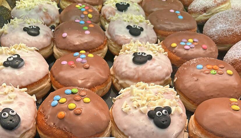 Berliner gibt es zur Faschingszeit in vielen Varianten. Alle haben gemeinsam, dass sie auffällig dekoriert sind. Berliner gibt es zur Faschingszeit in vielen Varianten. Alle haben gemeinsam, dass sie auffällig dekoriert sind.