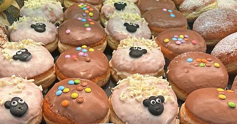 Berliner gibt es zur Faschingszeit in vielen Varianten. Alle haben gemeinsam, dass sie auff&auml;llig dekoriert sind.