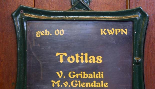 Ein Schild hängt auf dem Schafhof in Kronberg an der Box von Totilas. Ein Schild hängt auf dem Schafhof in Kronberg an der Box von Totilas.