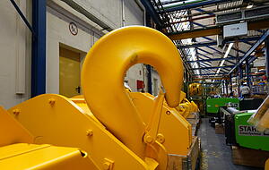 Dieser Haken h&auml;lt was aus: Ein Blick in die Halle bei Stahl CraneSystems in K&uuml;nzelsau.