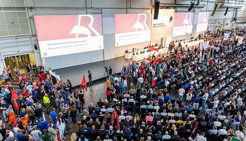 Bereits Anfang September protestierten VW-Mitarbeiter auf der Betriebsversammlung gegen die VW-Sparpläne. (Archivfoto) Bereits Anfang September protestierten VW-Mitarbeiter auf der Betriebsversammlung gegen die VW-Sparpläne. (Archivfoto)