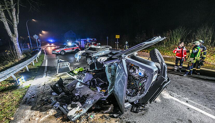 Warum der Autofahrer mit seinem Wagen in den Gegenverkehr geriet, war zun&auml;chst unklar. (Symbolbild)