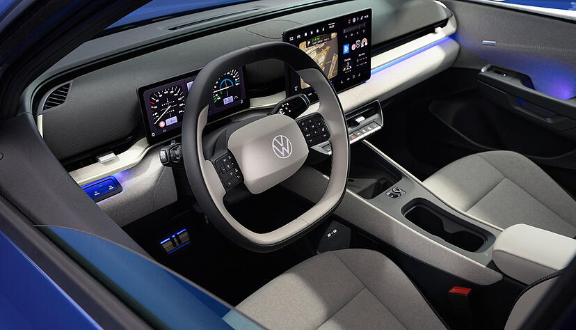 Das Cockpit und die Materialien wirken f&uuml;r einen Kleinwagen richtig wertig. Statt Touchfl&auml;chen kommen am Lenkrad wieder echte Schalter zum Einsatz.