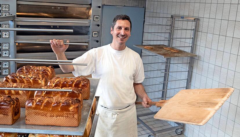 Rainer Kolb in der Back- stube: Die Familie führt den Untereisesheimer Betrieb in der zehnten Generation. Foto: Andreas Veigel Rainer Kolb in der Back- stube: Die Familie führt den Untereisesheimer Betrieb in der zehnten Generation. Foto: Andreas Veigel