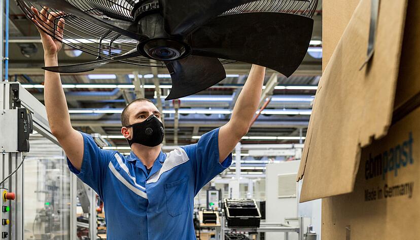 Die Arbeit in der Produktion von EBM-Papst in Mulfingen lief auch in der Corona-Krise weiter. 
Foto: EBM-Papst/Summer