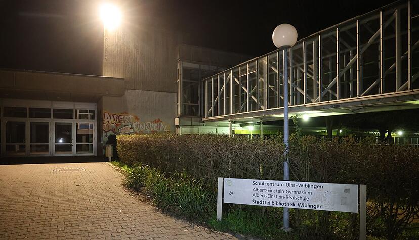 Wie die Polizei mitteilte, meldete sich ein 40-Jähriger über Notruf und gab an, seine Tochter im Bereich eines Schulzentrums im Stadtteil Wiblingen getötet zu haben. Wie die Polizei mitteilte, meldete sich ein 40-Jähriger über Notruf und gab an, seine Tochter im Bereich eines Schulzentrums im Stadtteil Wiblingen getötet zu haben.