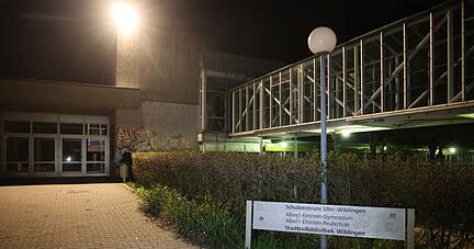 Wie die Polizei mitteilte, meldete sich ein 40-Jähriger über Notruf und gab an, seine Tochter im Bereich eines Schulzentrums im Stadtteil Wiblingen getötet zu haben.