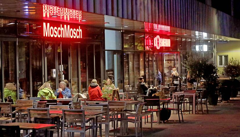 Unter Einhaltung strenger Hygieneregeln wie Namenserfassung, Maske oder etwa Abstand waren Lokale 2020 zeitweise geöffnet. Nun hoffen alle, dass dies bald wieder möglich ist, zumindest draußen.
Foto: Ralf Seidel