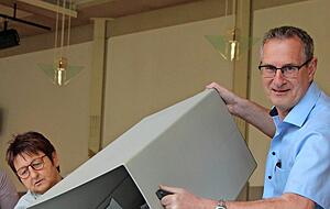 Alfons Rüdenauer (r.) leert mit Bärbel Carle um kurz nach 18 Uhr die Wahlurne.