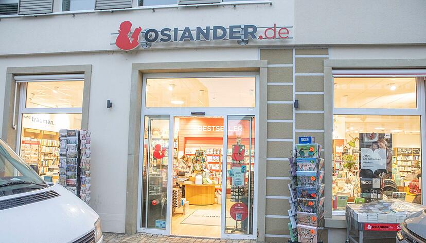 Noch erstrahlt die Eppinger-Osiander-Filiale in der Brettener Straße in hellem Glanz. Bis zum 7. Januar können Bestellungen noch hier abgeholt werden.
Foto: Helmut Melcher