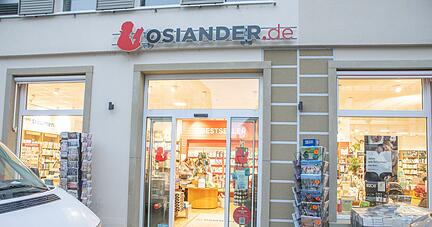 Noch erstrahlt die Eppinger-Osiander-Filiale in der Brettener Straße in hellem Glanz. Bis zum 7. Januar können Bestellungen noch hier abgeholt werden.
Foto: Helmut Melcher
