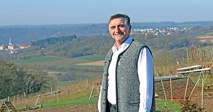 Wohnen mit Blick auf Neudenau: Stefan Emert arbeitet als Gas- und Wasserinstallateur. Als Bürgermeister will sich der Siglinger unter anderem für einen Waldkindergarten einsetzen.
Foto: Ralf Seidel Wohnen mit Blick auf Neudenau: Stefan Emert arbeitet als Gas- und Wasserinstallateur. Als Bürgermeister will sich der Siglinger unter anderem für einen Waldkindergarten einsetzen.
Foto: Ralf Seidel