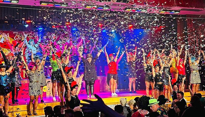 Viel Glitzer, viel Konfetti und viel Spa&szlig;: Im vergangenen Jahr begeisterten die Akteure die G&auml;ste unter dem Motto &bdquo;Es wird Zeit, dass sich was dreht&ldquo;.