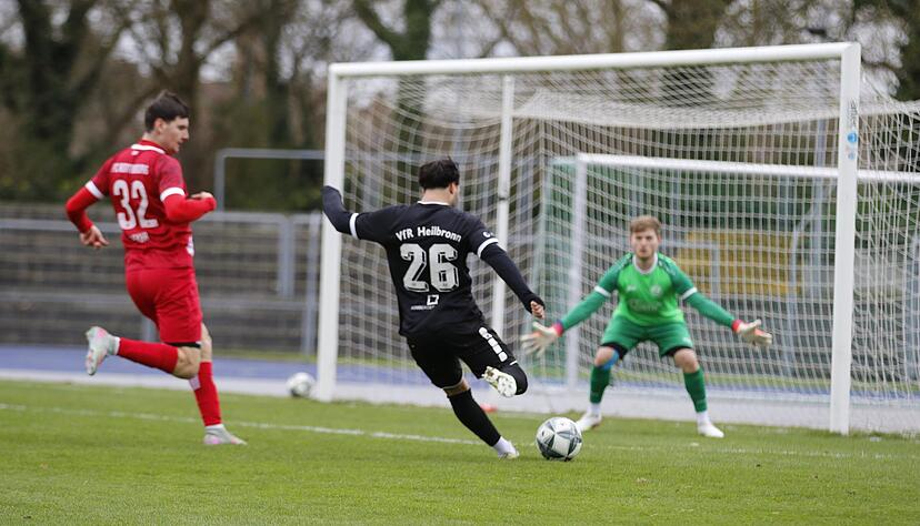 Akin Ulusoy l&auml;utet den Torchancen-Reigen des VfR Heilbronn gegen den FC Rottenburg ein.