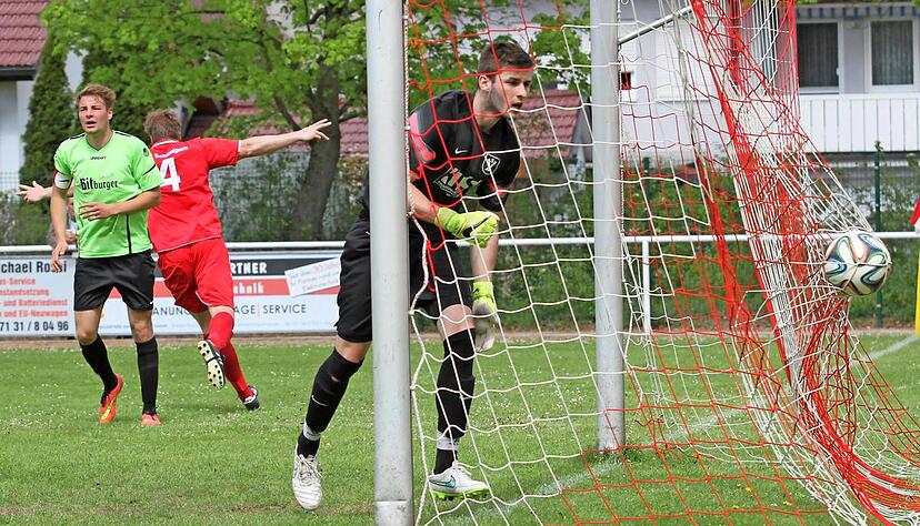 Torhüter Nikolai Kral (rechts) ist geschlagen. Florian Maier (rotes Trikot) vom FSV Schwaigern dreht nach seinem 2:1-Siegtreffer jubelnd ab.Foto: Bertok