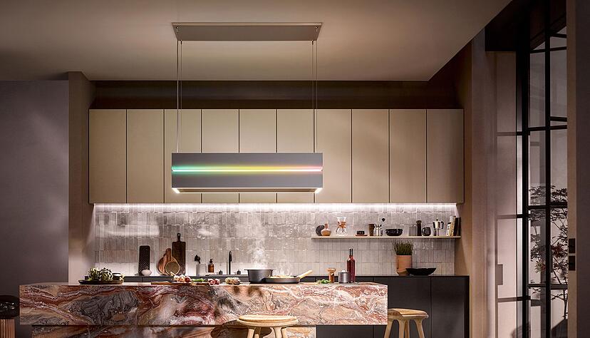 Funktionalit&auml;t im Zentrum der K&uuml;che: eine h&auml;ngende Inselhaube, die gleichzeitig auch Leuchte ist.