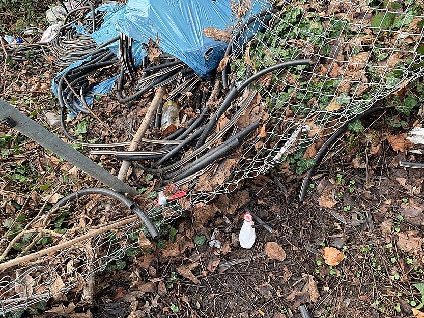 Im Gebüsch am Rand der Burenstraße finden sich zum Beispiel achtlos entsorgte Kabel.