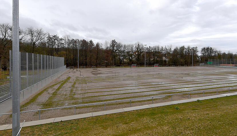 Grau statt gr&uuml;n: Der neue Sportplatz in Frankenbach soll jetzt Ende Juli eingeweiht werden.
