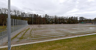 Grau statt gr&uuml;n: Der neue Sportplatz in Frankenbach soll jetzt Ende Juli eingeweiht werden.