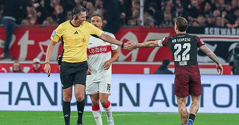 Deniz Aytekin und RB-Kapit&auml;n David Daum hatten einiges zu besprechen beim Spiel des VfB Stuttgart gegen RB Leipzig. Die RefCam hielt die Kommunikation fest.