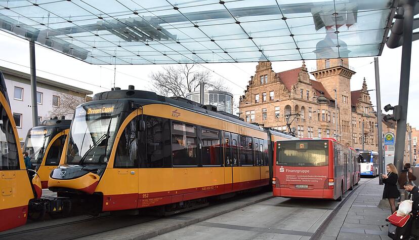 Kommt die Nahverkehrsabgabe, bei der alle Einwohner oder alle Autofahrer für den ÖPNV-Ausbau zahlen? In der Region warten die infrage kommenden Städte bisher ab, was in den Modellregionen passiert.