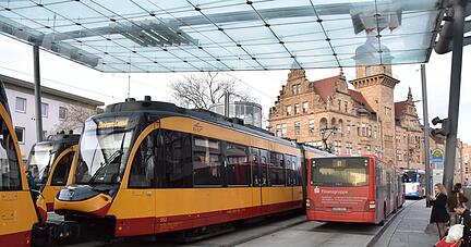 Kommt die Nahverkehrsabgabe, bei der alle Einwohner oder alle Autofahrer für den ÖPNV-Ausbau zahlen? In der Region warten die infrage kommenden Städte bisher ab, was in den Modellregionen passiert.