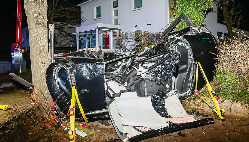 Ein zerstörtes Auto liegt an einer Unfallstelle in Ludwigsburg. Zwei Frauen sind dort verstorben.