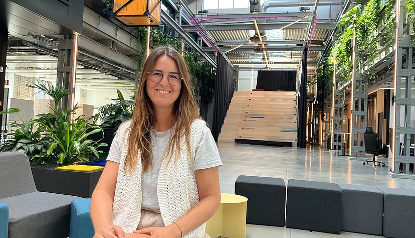 Vor der gro&szlig;en Treppe im Open Space in der ehemaligen Maschinenfabrik Weipert: Karen Prats ist Ansprechpartnerin der Gruppe "Inner Development Goals Heilbronn Flourishing Hub".