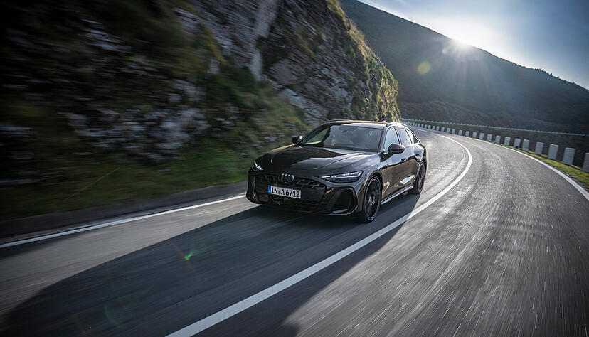 Der neue Audi A6 Avant streckt sich auf fast fünf Meter. Stilbildendes Element vorne ist der Singleframe-Kühlergrill, der weit unten angebracht ist und sehr breit ausfällt. Dazu gibt es schmale Scheinwerfer. Der neue Audi A6 Avant streckt sich auf fast fünf Meter. Stilbildendes Element vorne ist der Singleframe-Kühlergrill, der weit unten angebracht ist und sehr breit ausfällt. Dazu gibt es schmale Scheinwerfer.