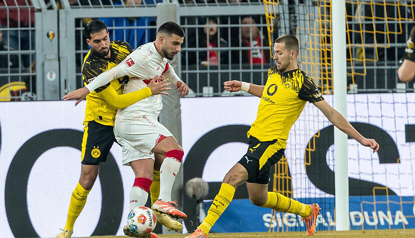 Emre Can (Borussia Dortmund), Deniz Undav (VfB Stuttgart) und Waldemar Anton (Borussia Dortmund) im Zweikampf während des Spiels zwischen Borussia Dortmund und dem VfB Stuttgart.